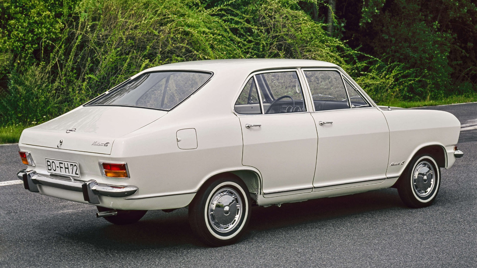 Купе Opel Kadett білого кольору