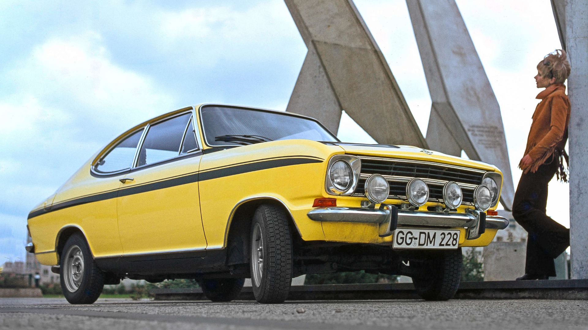 Купе Opel Kadett жовтого кольору